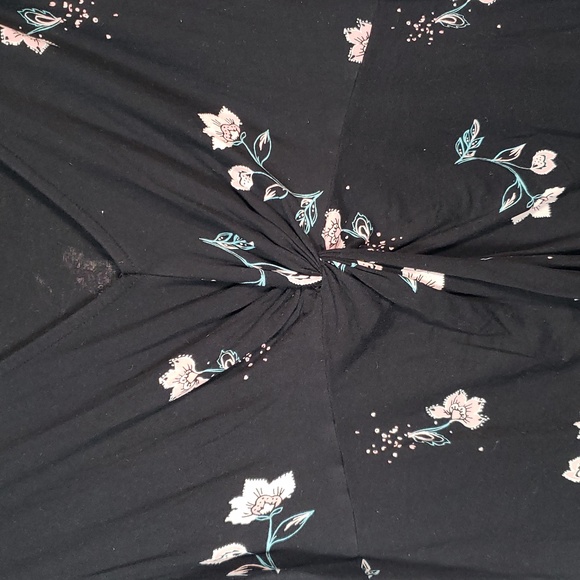 ๐งโ๐10/10๐งโ๐Michel studio collection floral flowy tee with knotted front - Picture 3 of 7